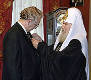 Святейший Патриарх Алексий наградил директора Федерального архивного агентства В.П. Козлова орденом святителя Макария II степени