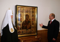 В воскресенье Святейший Патриарх Алексий встретился с Владимиром Путиным. Президент передал Предстоятелю чудотворную Устюженскую икону