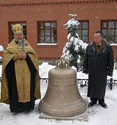 На колокольню храма Архангела Михаила в Тропареве поднят новый колокол