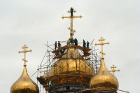 Установка креста на главный купол нового кафедрального собора в Петропавловске-Камчатском