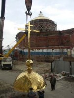 Воскресенский храм Знаменского монастыря в Курске увенчал новый купол