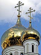 Виктор Янукович принял участие в церемонии установки куполов на храме в своем родном городе