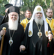Предстоятели Константинопольской и Русской Православных Церквей возглавили служение Божественной литургии на Владимирской горке