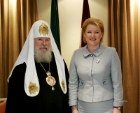 Святейший Патриарх встретился с главой парламента Латвии Ингридой Удре и вручил ей орден св. равноапостольной княгини Ольги