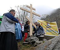 Сотрудники газеты 'Православная Осетия' установили крест в горах у государственной границы России