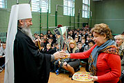 Митрополит Днепропетровский Ириней подарил воспитанникам интерната для слабовидящих детей 100 специальных детских Библий