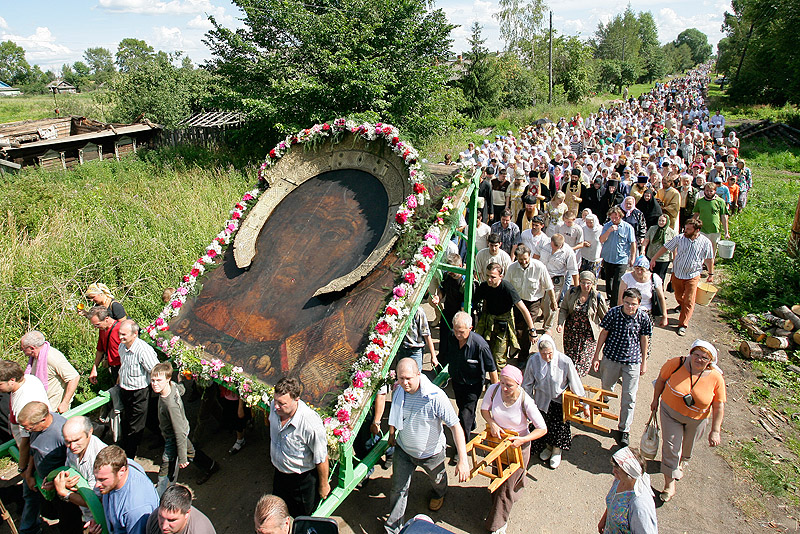 Крестный ход с чудотворной иконой Всемилостивого Спаса в Тутаеве (Ярославская область)