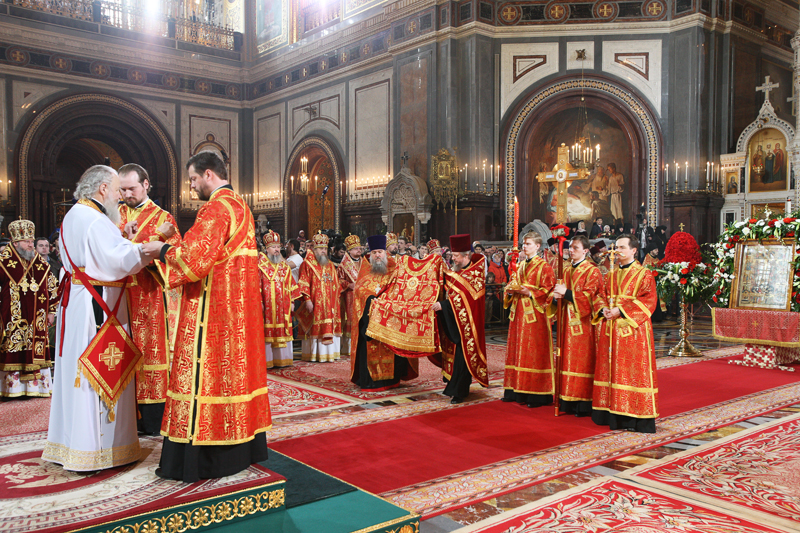 Великая вечерня в Храме Христа Спасителя в день праздника Светлого Христова Воскресения
