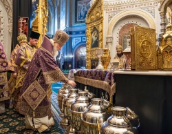 В четверг Страстной седмицы Предстоятель Русской Церкви совершил Литургию и чин освящения мира в Храме Христа Спасителя