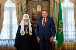 Милорад Додик вручил Святейшему Патриарху Кириллу высшую награду Республики Сербской