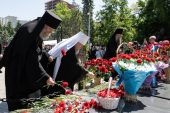В канун Дня Победы священнослужители Алма-Аты во главе с митрополитом Астанайским и Казахстанским Александром возложили цветы к мемориалу Славы в Парке имени 28 гвардейцев-панфиловцев