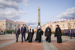 Патриарший визит в Республику Беларусь. Возложение венка к Монументу Победы в Минске