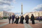Предстоятель Русской Церкви принял участие в церемонии возложения венка к Монументу Победы в Минске