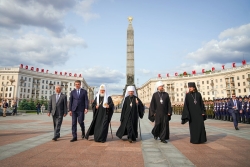 Предстоятель Русской Церкви принял участие в церемонии возложения венка к Монументу Победы в Минске