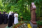 Святейший Патриарх Кирилл возглавил церемонию открытия стелы памяти митрополита Никодима (Ротова) на Валааме