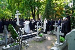Святейший Патриарх Кирилл посетил Александро-Невскую лавру и Большеохтинское кладбище Санкт-Петербурга