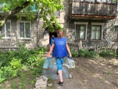 В церковном центре помощи раздают питьевую воду нуждающимся жителям Донецка