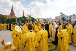 В День Крещения Руси Предстоятель Русской Церкви совершил торжественный молебен у памятника равноапостольному князю Владимиру на Боровицкой площади в Москве