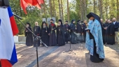 В день освобождения Печор насельники Псково-Печерского монастыря приняли участие в митинге у мемориала «Скорбящая мать»